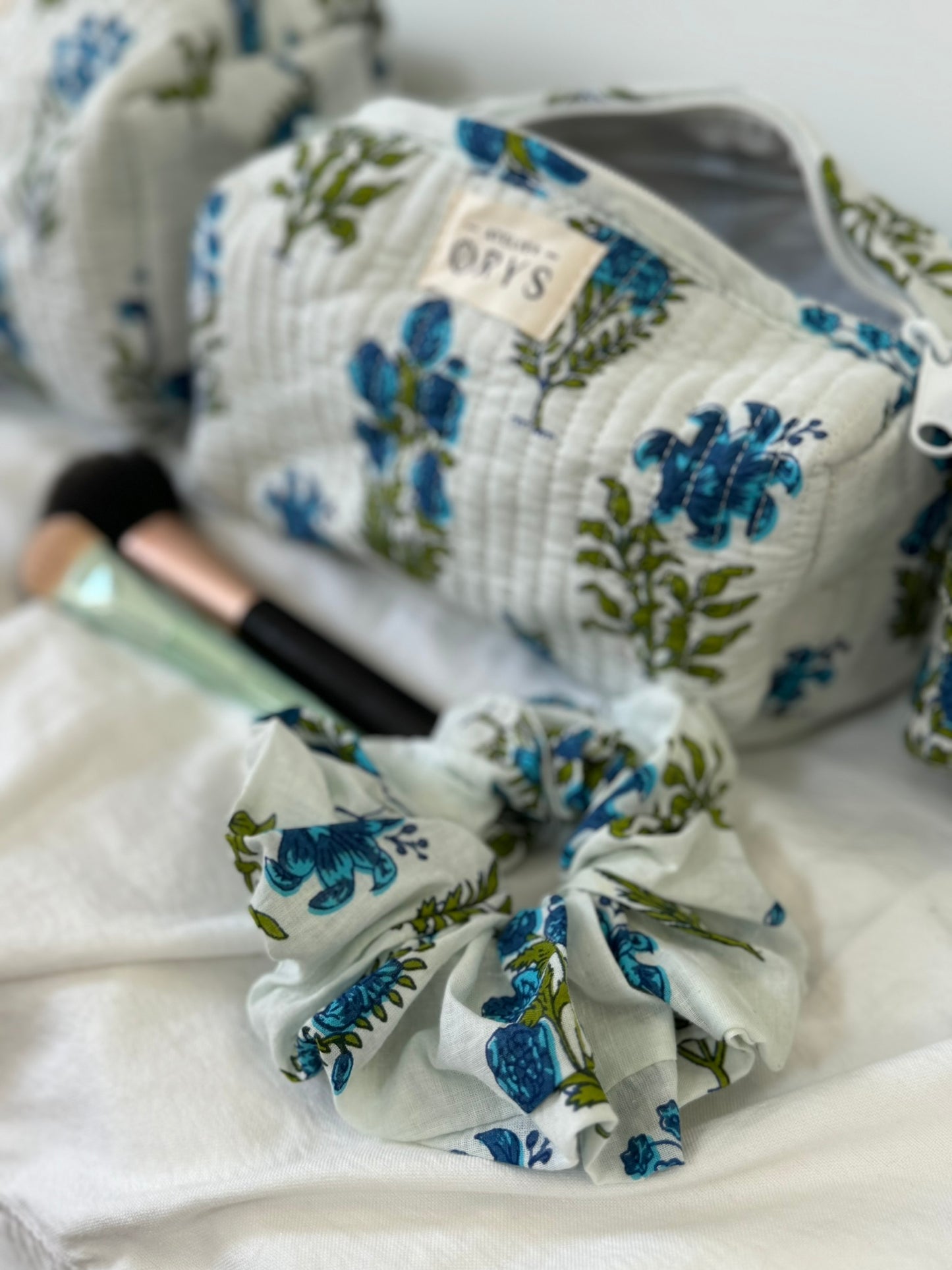 Jolie trousse de beauté ou de toilette, en coton matelassé indiens fleurs bleu électrique