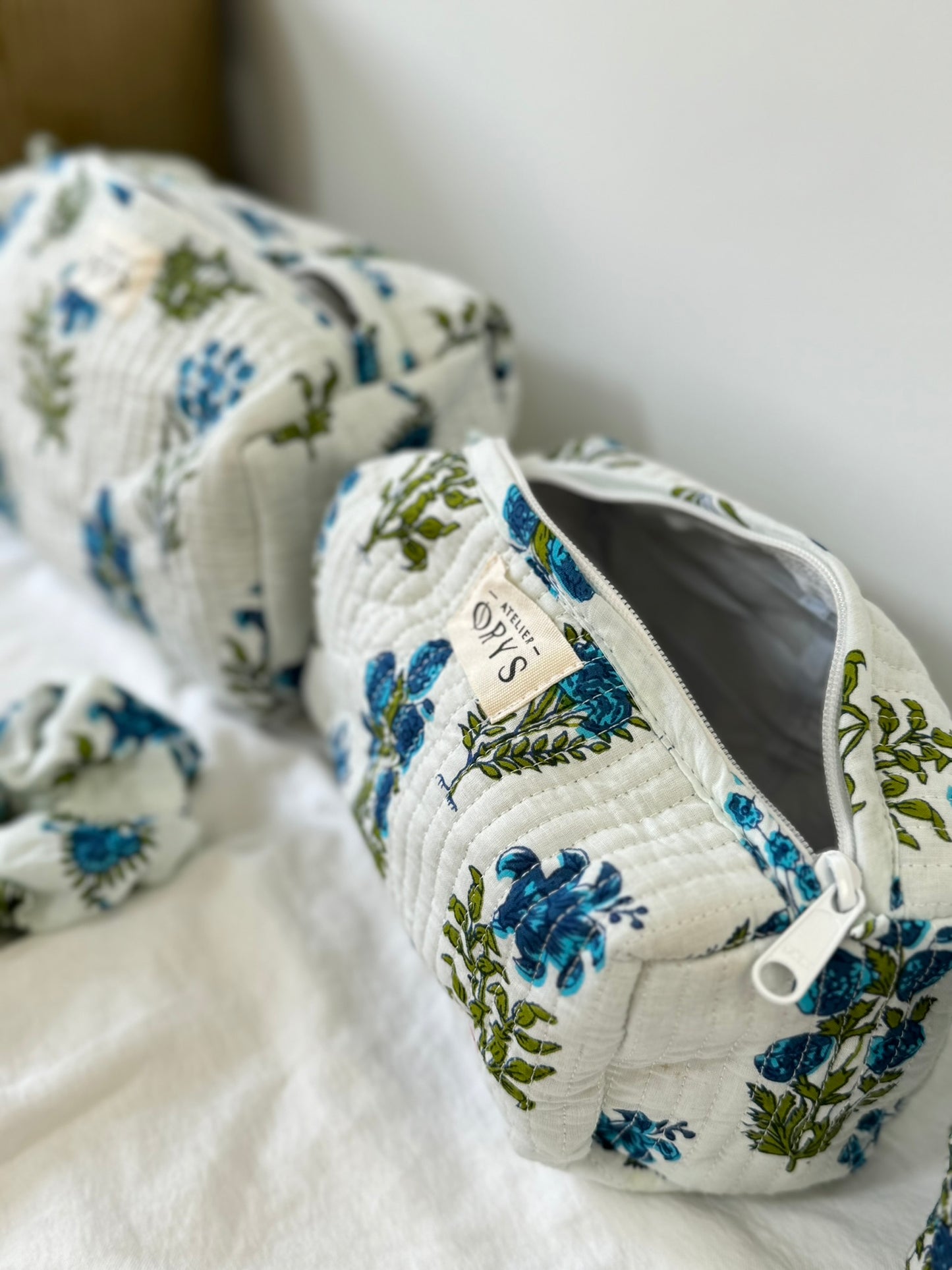 Jolie trousse de beauté ou de toilette, en coton matelassé indiens fleurs bleu électrique