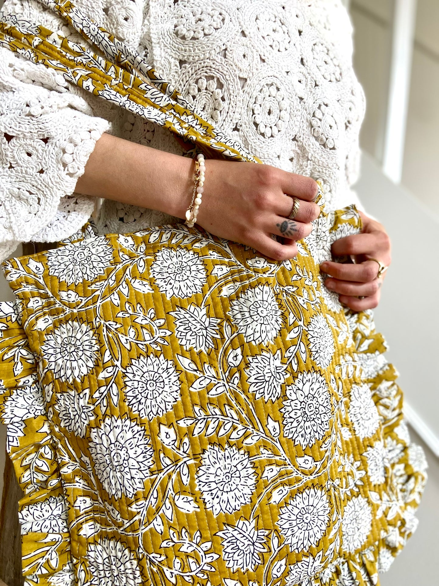 Tote bag moutarde à volants motifs floral en tissus indien block print, 100% coton