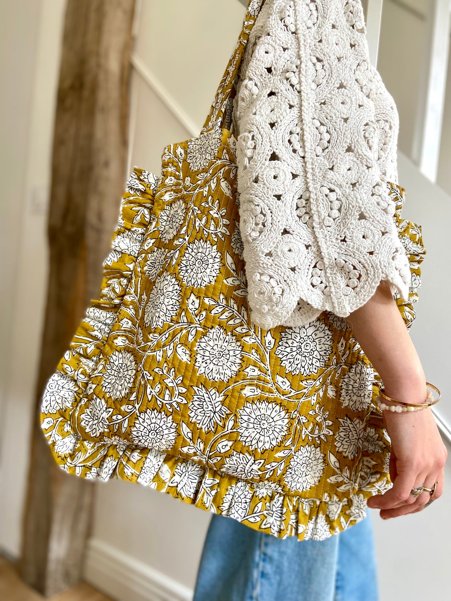 Tote bag moutarde à volants motifs floral en tissus indien block print, 100% coton