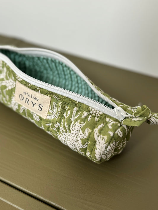 Trousse à crayons matelassée en tissu Indien blockprint, motif fleurs vert kaki