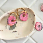 Créoles donut en céramique interchangeable, Rose marbré - Atelier ORYS