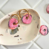 Créoles donut en céramique interchangeable, Rose marbré - Atelier ORYS