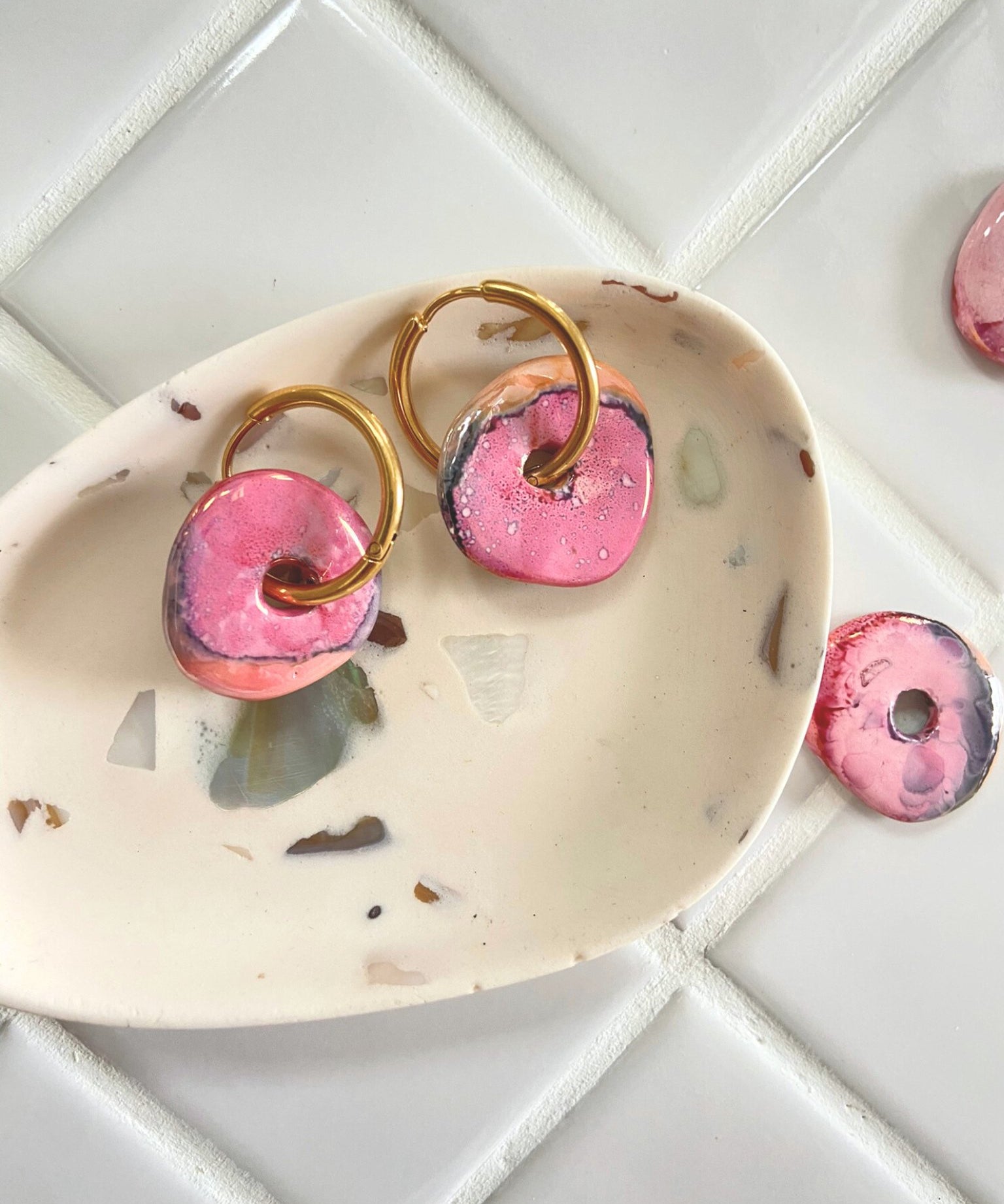 Créoles donut en céramique interchangeable, Rose marbré - Atelier ORYS