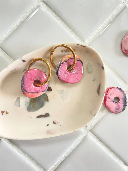 Créoles donut en céramique interchangeable, Rose marbré - Atelier ORYS