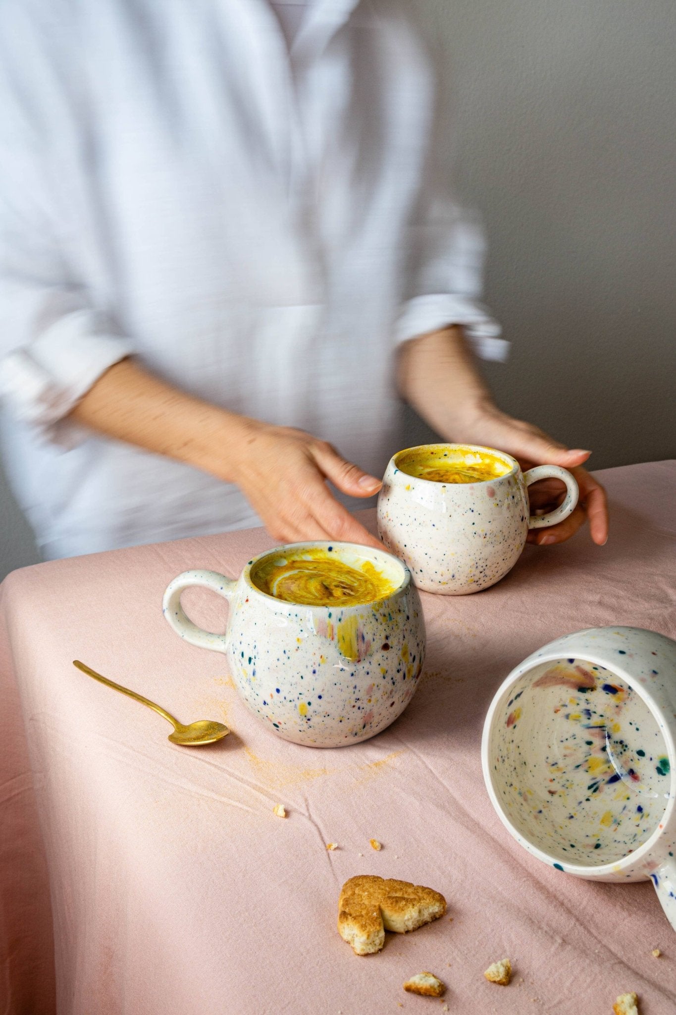 Mug Blanc en grès, arc-en ciel - Atelier ORYS