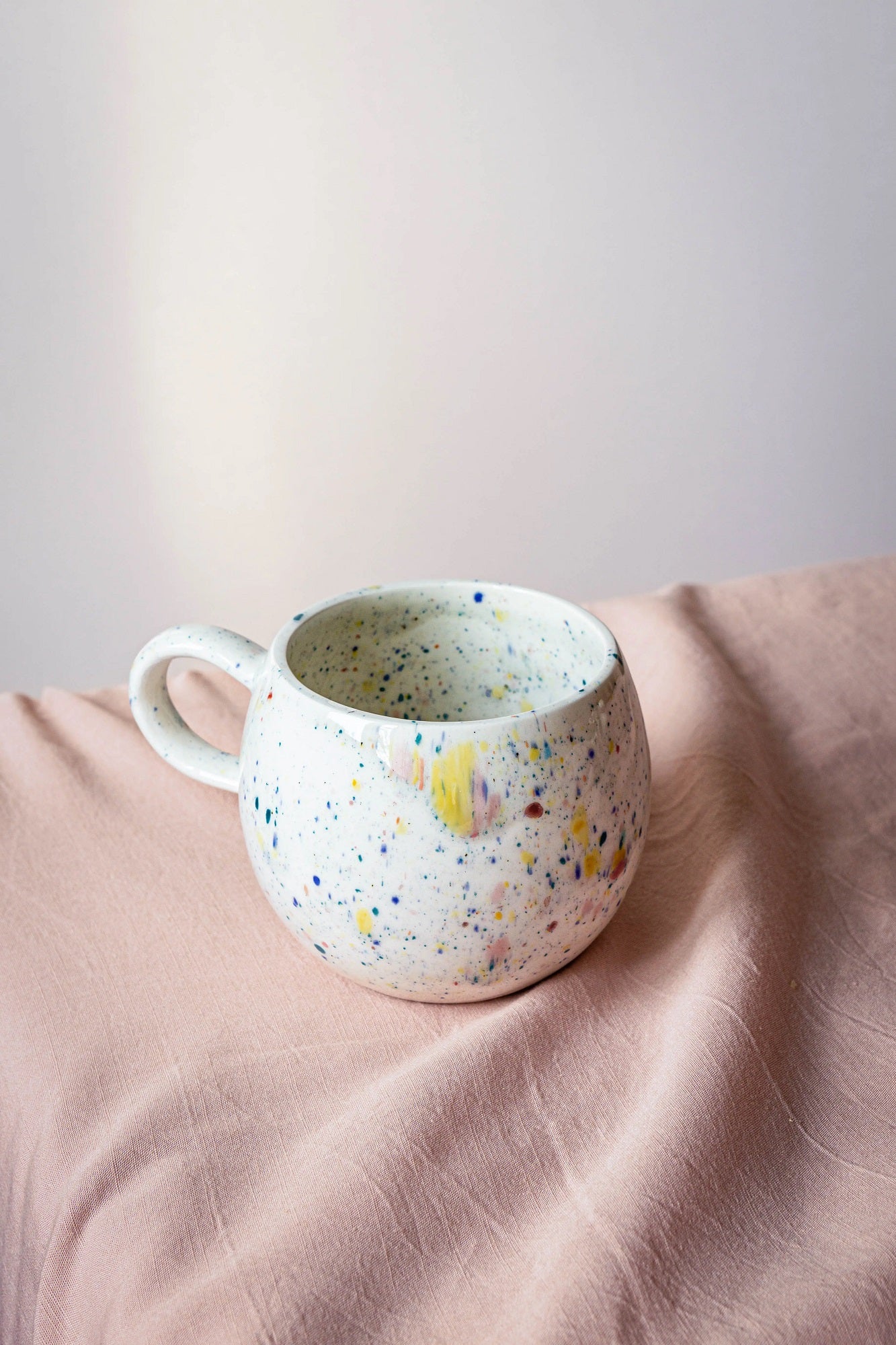 Mug Blanc en grès, arc-en ciel - Atelier ORYS