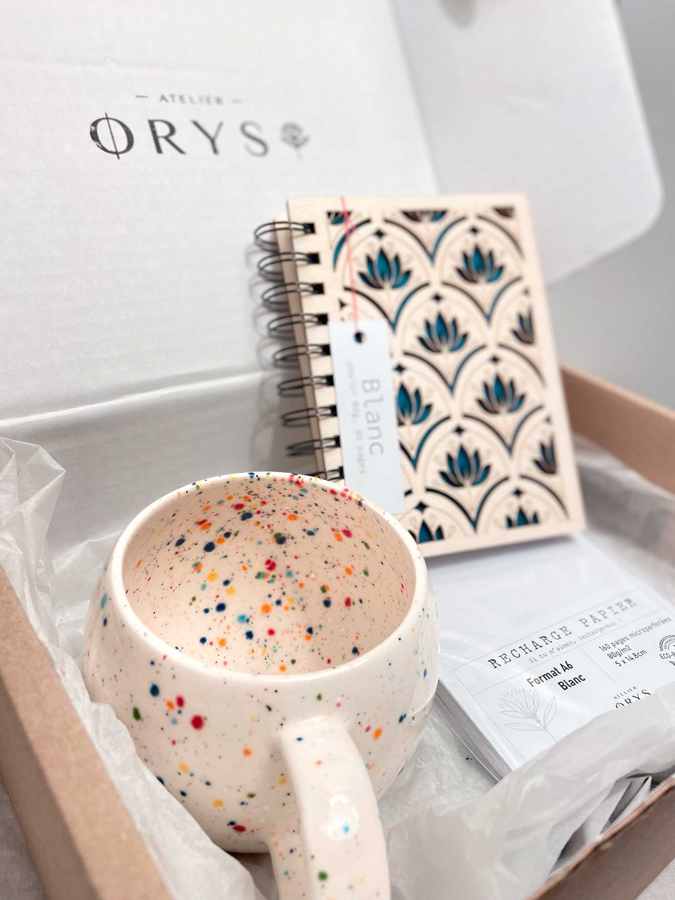 Coffret Cadeaux Créateurs-Ensemble petit carnet fleurs de lotus et Mug Blanc 500ML